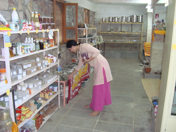 dried rose petals and mint leaves 600